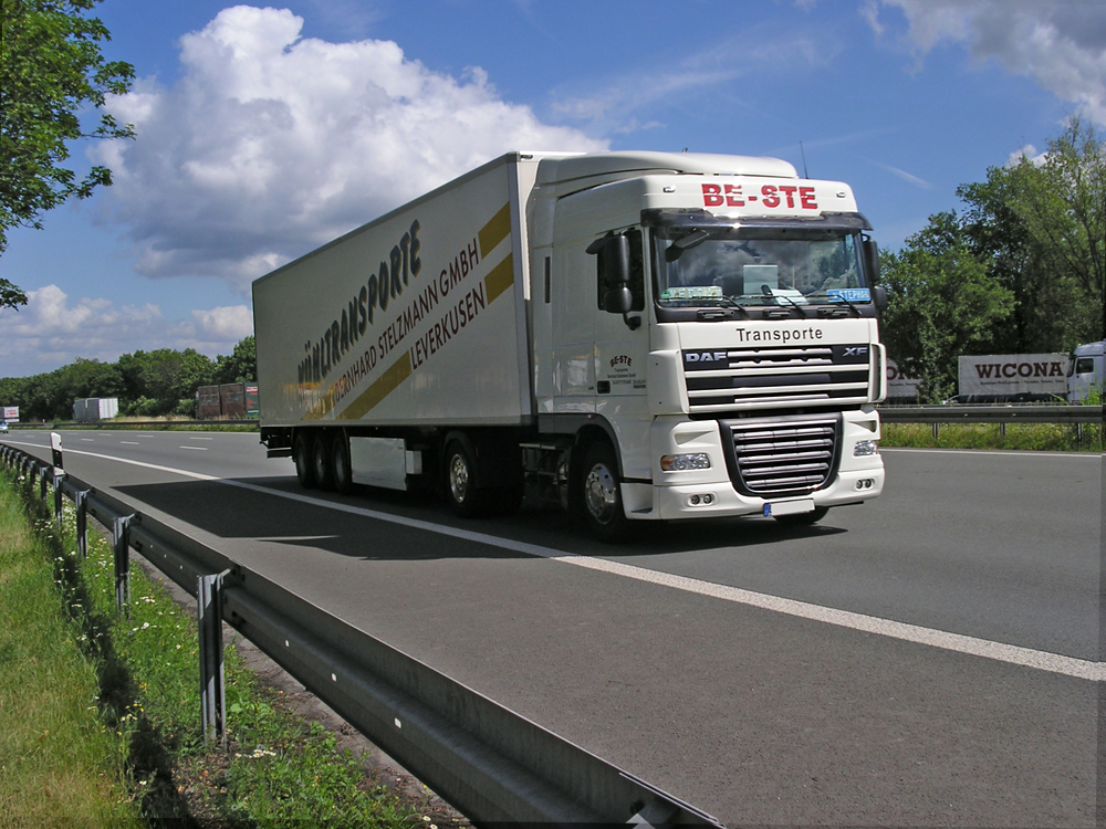 DAF - XF Khltransporter von Stelzmann auf der Sauerlandlinie A45 bei Ldenscheid am 15.7.10 