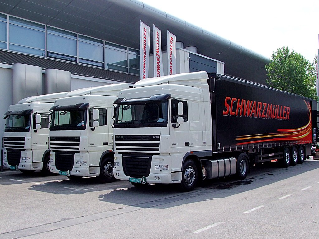 DAF XF105.460, possierten mit neuen Schwarzmller Aufliegern auf der Transport-Logistic2011 in Mnchen;110513