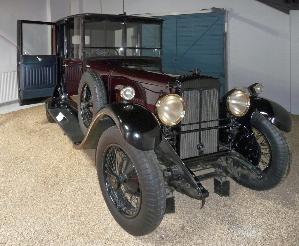 Daimler Double-Six 30 Brougham.

Dieser Daimler Double-Six wurde von Knig Georg 1929 gekauft. Ein  weiteres Fahrzeug wurde fr Knigin Mary beschafft. Der Innenraum ist mit dunklem, poliertem Mahagoni und blauem Vaumol Leder ausgestattet. Der Wagen wurde in den Kniglichen Farben braun und schwarz lackiert.