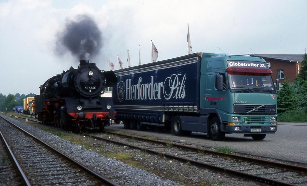 Dampflok und Volvo Sattelzug Herforder Pils am 19.5.1997.
An diesem Tag gab es im Bahnhof Mettingen dieses zufllige Zusammentreffen,
als Lok 503655 der Eisenbahntradition Lengerich rangierte und dabei
den geparkten Volvo F H 12 mit Herforder Pils Werbung passierte.