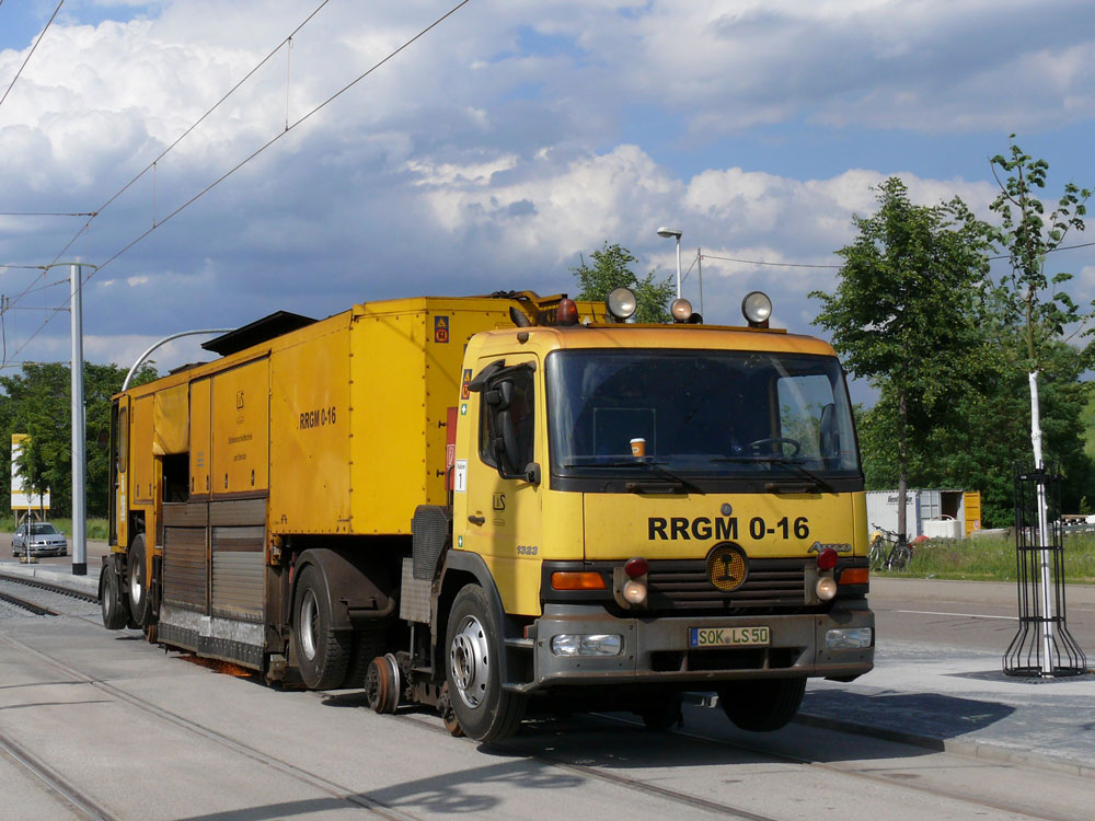 Das Ateco-Spezialfahrzeug RRGM 0-16 schleift die Schienen auf der neu angelegten Trasse fr die Verlngerung der Straenbahnlinie 10 zwischen Dresden-Friedrichstadt und Messe (vormals Schlachthof); 24.05.2011 
