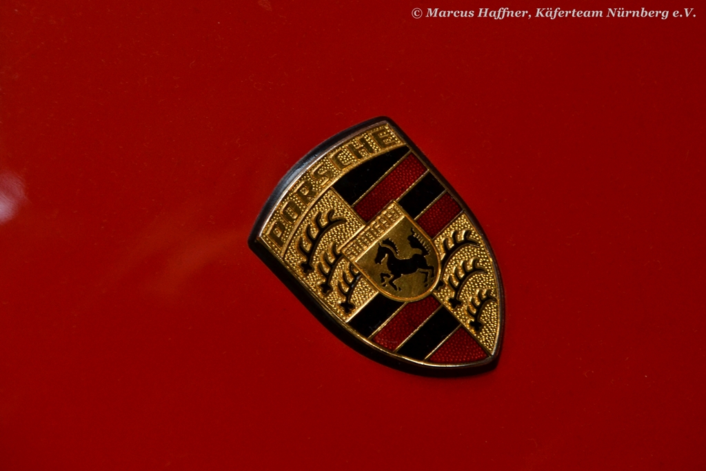 Das Emblem eines roten Porsche, gesehn am 10. Mrz 2013 bei Retro Classics in Stuttgart.