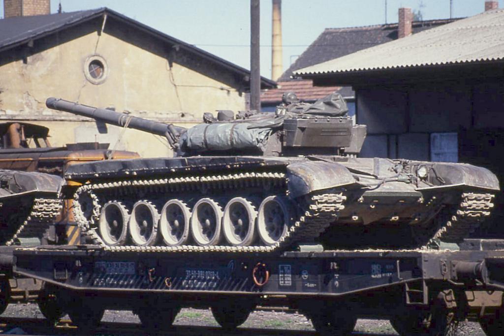 Das Ende des kalten Krieges wurde u. a. auch mit dem Abzug der russischen Truppen aus
der besetzten DDR manifestiert. Am 2.5.1990 wurden dazu z. b., wie hier
im Bild festgehalten, Panzer des Typs T 72 auf Eisenbahnwagen verladen. 
Lbau 2.5.1990
