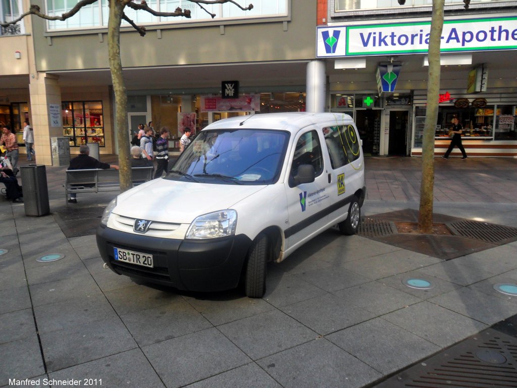 Das Foto zeigt einen Peugeot Transporter der Viktoria Apotheke in der Saarbrcker Bahnhofstrae. Die Aufnahme habe ich am 06.04.2011 gemacht.