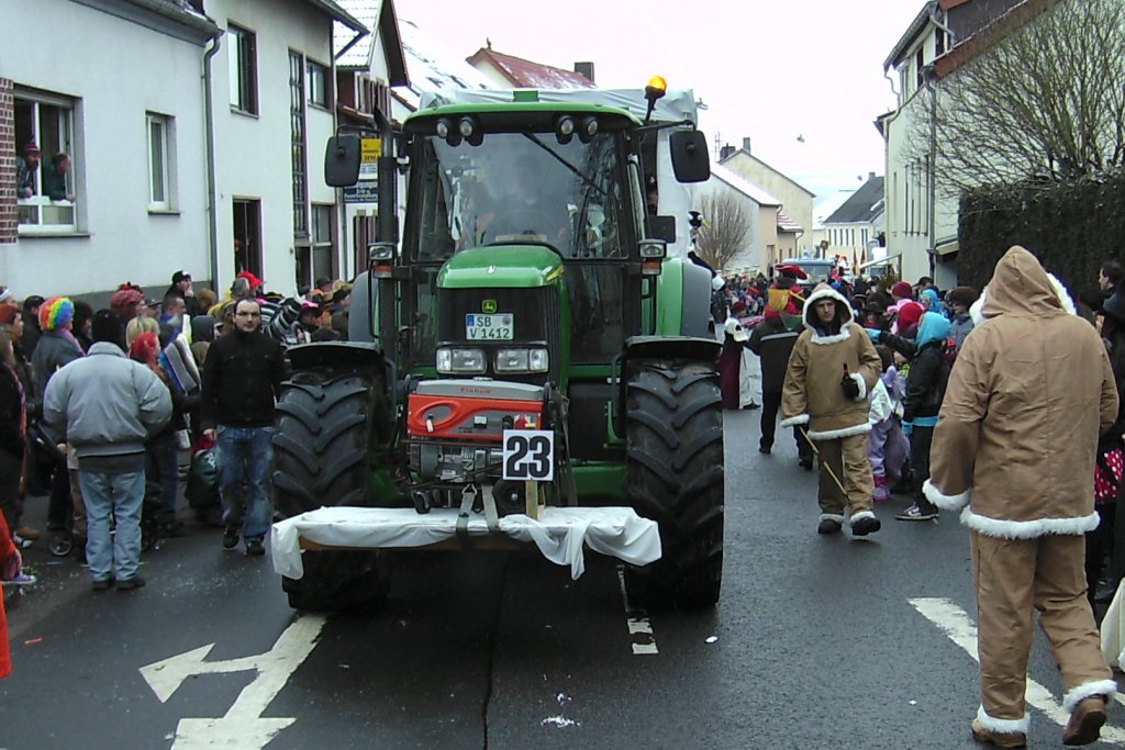 Das Foto zeigt einen Traktor an Rosenmontag in Saarbrcken-Ensheim. Das Foto habe ich am 15.02.2010 gemacht.
