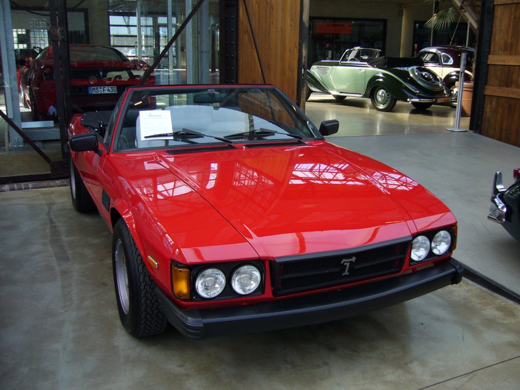 De Tomaso Longchamp Spyder. 1983. Hier wurde einer von 14 gebauten Werkscabriolets abgelichtet. Der V8-motor leistet 271 PS aus 5.761 cm. Die Lackierung nannte sich rosso fuoco = Feuerrot. Meilenwerk Dsseldorf am 20.03.2011.