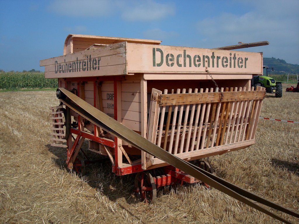Dechentreiter DJ34, ein Dreschkasten aus den 1930er Jahren, zeigte volle Funktionsfhigkeit bei einer Vorfhrung, die bayrische Firma baute seit 1922 Dreschmaschinen, Traktorentreffen Hausen/Mhlin, Sept.2010