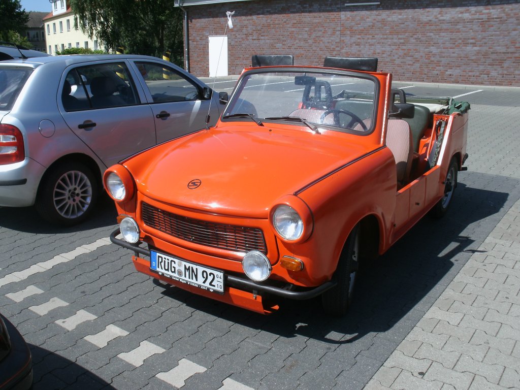 Der 22.Juni 2012 war ein Tag bei dem es sich gelohnt hatte mit diesem Trabant Cabrio zufahren.Vor einem Supermarkt in Bergen/Rgen parkte dieser Trabi.