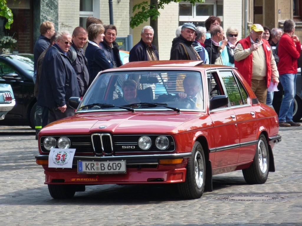 Der BMW 520 (erste Baureihe E12) beim Start der Oldtimer-Rallye in Hls.