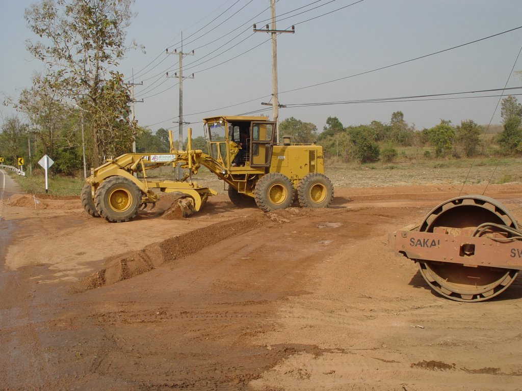 Der CATERPILLAR 140G Grader bei der Arbeit im Straenbau bei Nong Khai im Nordosten Thailands am 10.02.2011