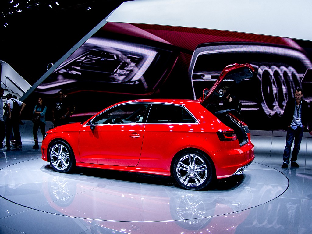 Der dreitrige Audi A3 (hier Rckansicht) wurde auch gezeigt. (Automesse Paris zwischen 30.09.2012-14.10.2012, Aufnahmedatum: 11.10.2012)