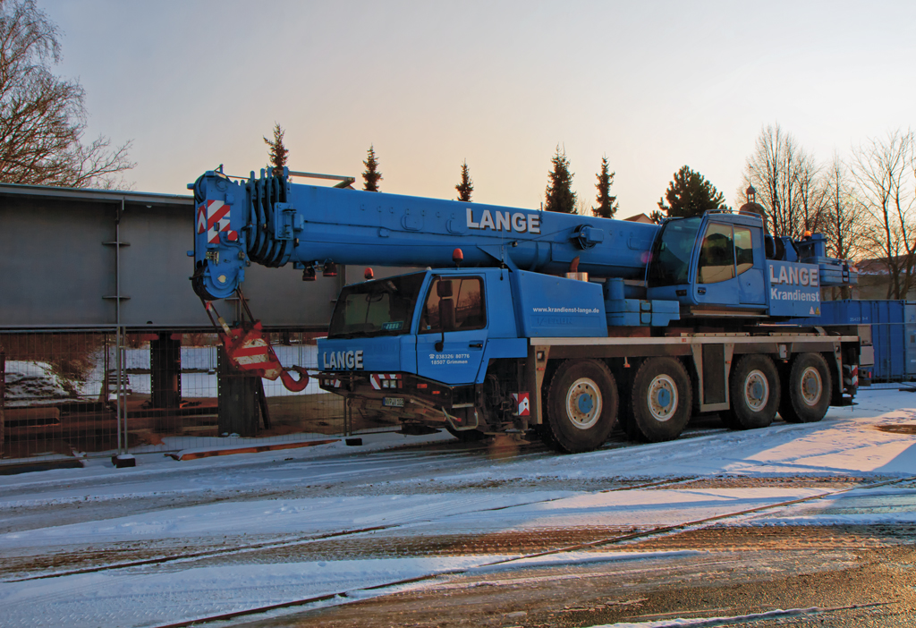 Der Faun Teleskopkran der Firma Krandienst Lange wurde zum Feierabend im Anklamer Hafen abgestellt . - 22.02.2013
