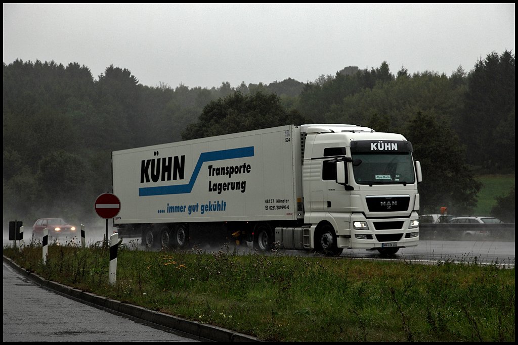 Der Fuhrpark von KUHN Transporte besteht aus Lkw´s der Marken DAF und MAN. Hier im Bild fhrt ein MAN TGX 18.440XXL ber die A45 in Richtung Sden. (13.09.2009)