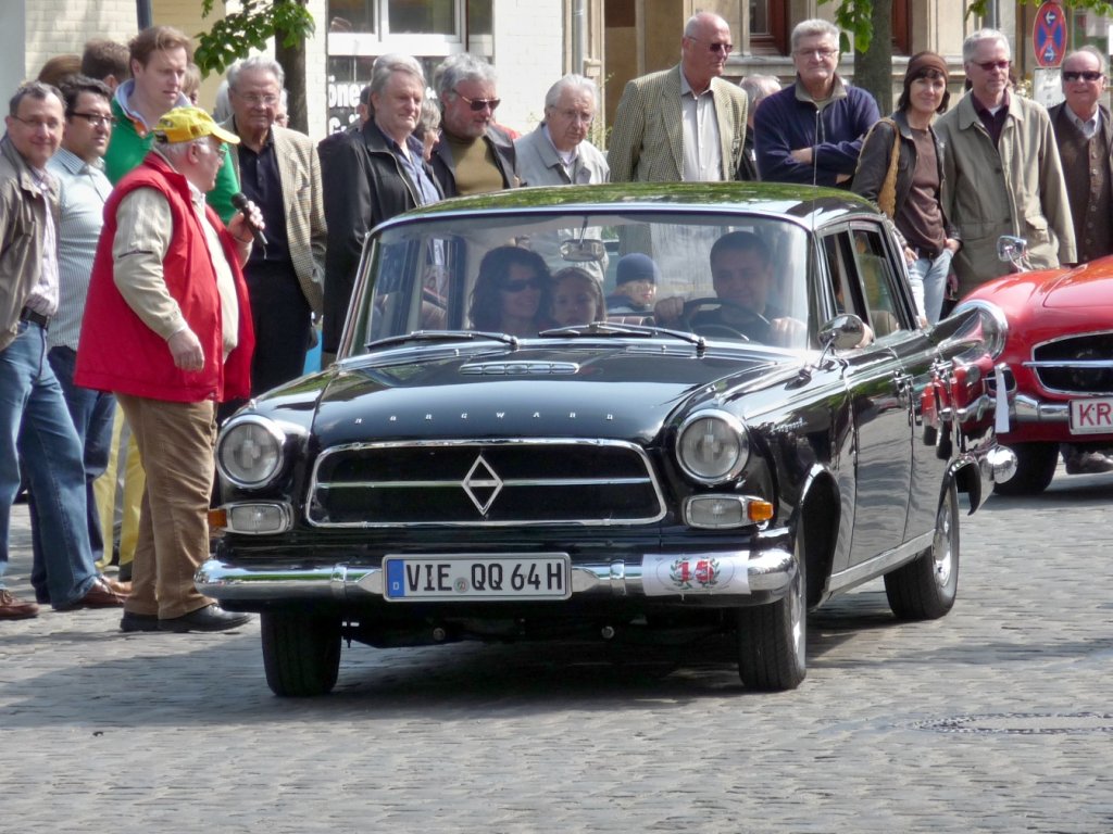 Der Groe Borgward P 100 beim Start der Oldtimer-Rallye in Hls.