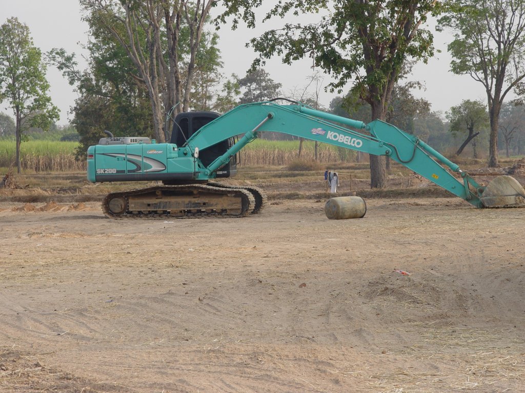 Der Kettenbagger SK200 Geospec von Kobelco, eingesetzt bei Straenbauarbeiten bei Lamplaimat im Nordosten Thailands, hat am 07.02.2011 um 16.20 Uhr seine Schaufel schon abgelegt und Feierabend gemacht.