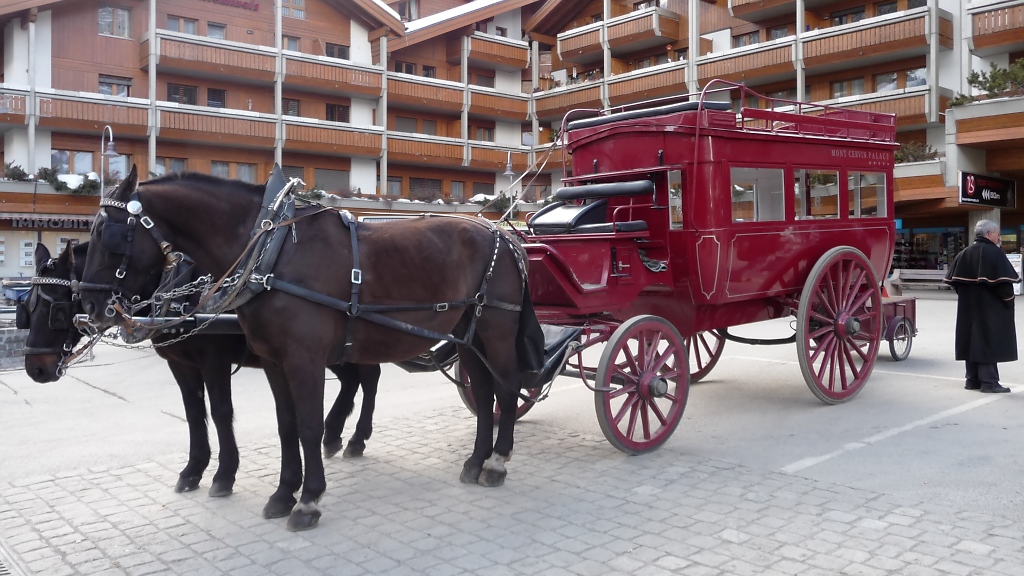 Der Kutscher wartet auf die Gste des Mont Cervin Palace Hotels in Zermatt 15.3.2010). Die Kutsche hat noch einen kleinen Anhnger!