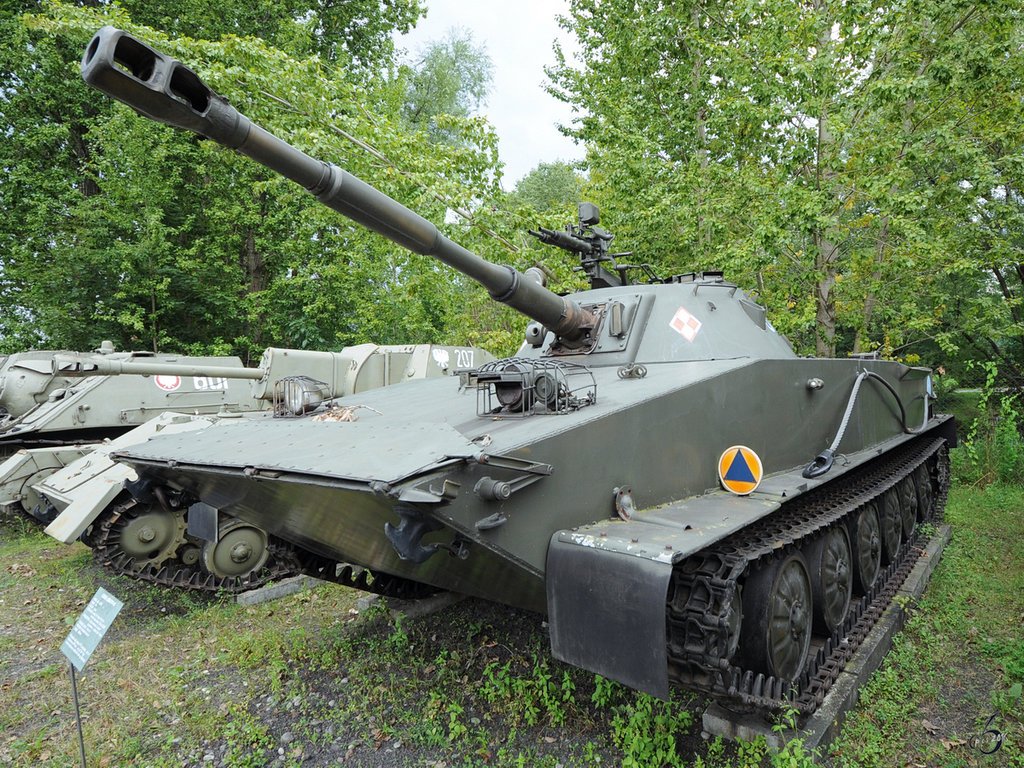 Der leichter Schwimmpanzer PT-76 in der Zweigstelle Fort IX  Sadyba  des Armeemuseums Warschau. (August 2011)