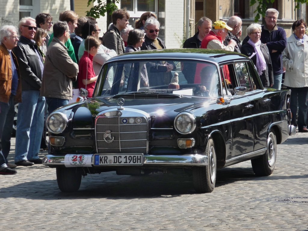 Der Mercedes 190 (W110) am Start bei der Oldtimer-Rallye auf dem Marktplatz in Hls.