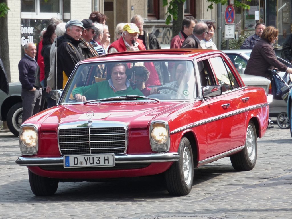 Der Mercedes W115 am Start bei der Oldtimer-Rallye auf dem Marktplatz in Hls.