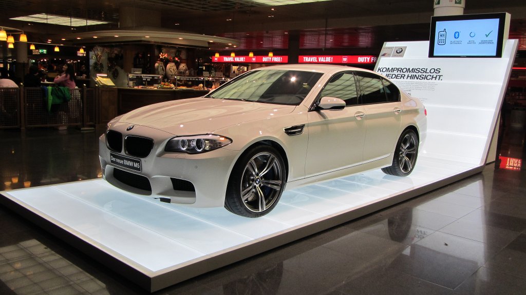 Der neue BMW M5 in Mnchen am Flughafen ausgestellt.(27.12.2011)