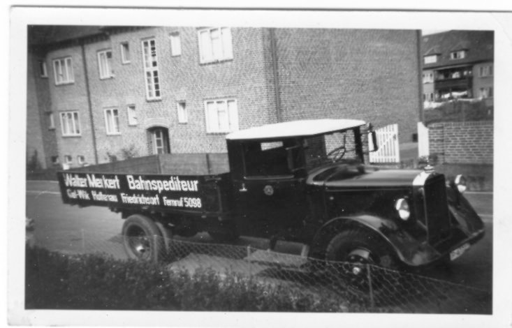 Der neue Mercedes LO 2000 aus September 1933 im Juli 1939 in Kiel in der Haderslebener Strae. Aufnahme von meinem Vater, Walter Merkert