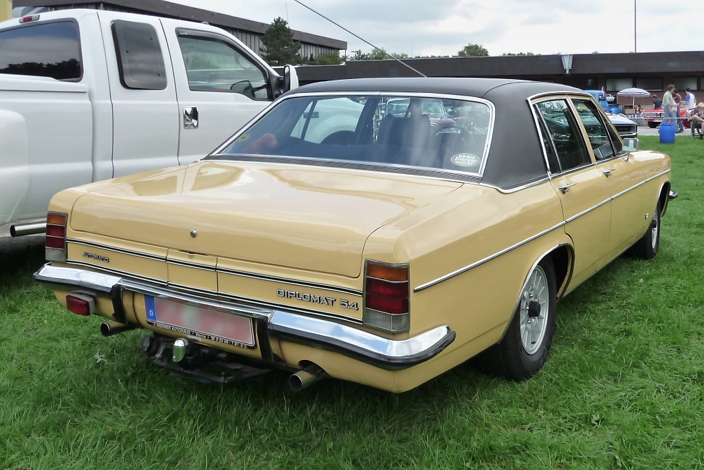 Der Opel Diplomat B wurde 1969 bis 1977 gebaut. Dieses Modell hat einen Chevrolet 5,4-l-V8 mit 230 PS unter der Haube. Gesehen auf der US-Car-Show in Grefrath im August 2010.