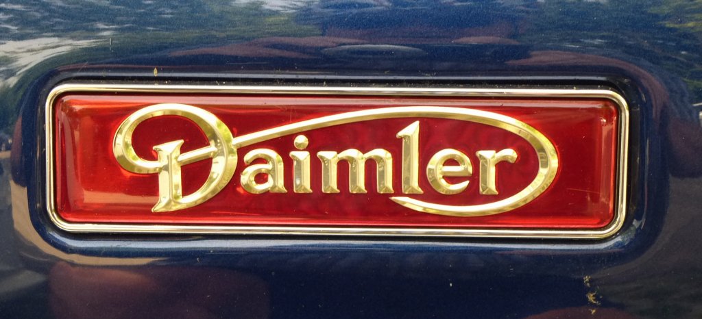 der Schriftzug der britischen Automobilmarke-Daimler Motor Company, Juli 2013