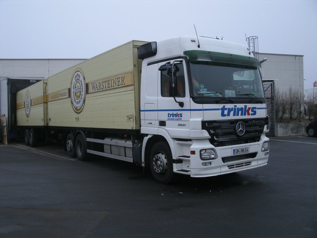 Deutschland`s wohl bekannte Biermarke wurde am 03.Mrz 2011 von eimem Mercedes-Hngerzug nach Bergen/Rgen gebracht.