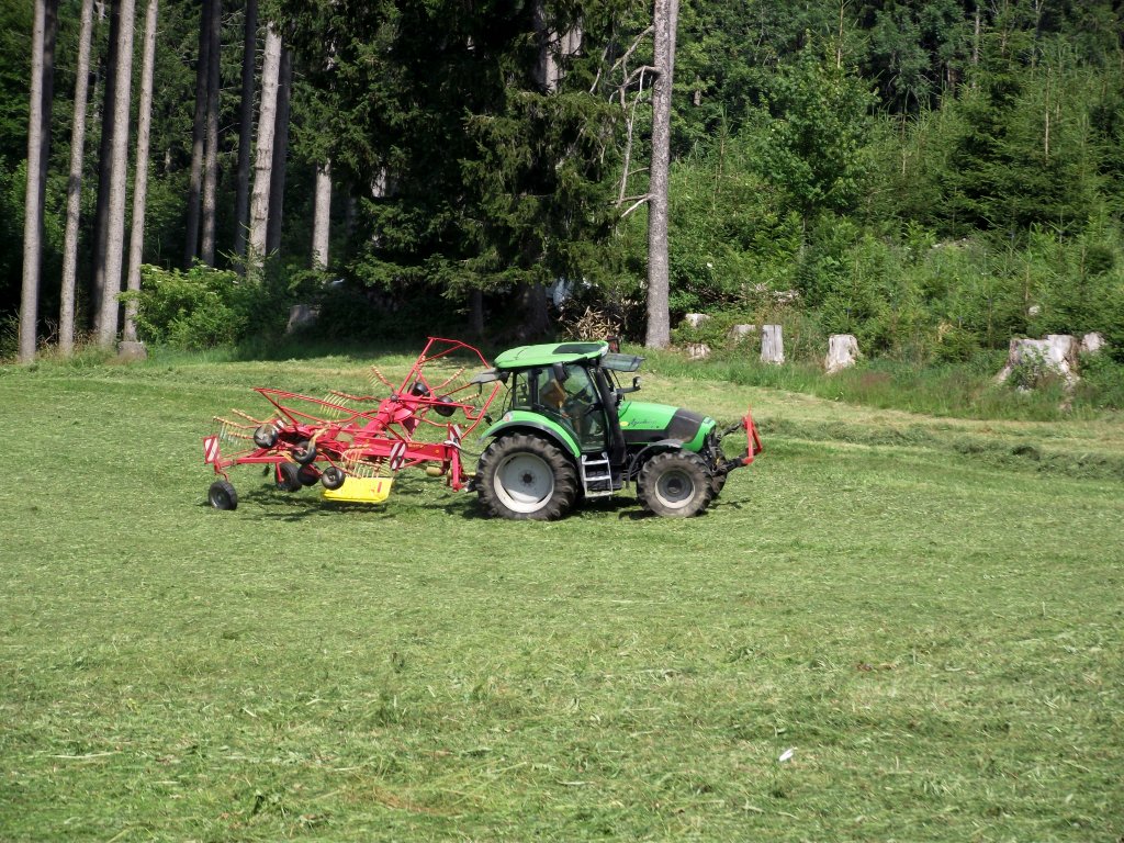 Deutz Fahr Traktor schwadert Gras am 22.07.13 in Ottacker 