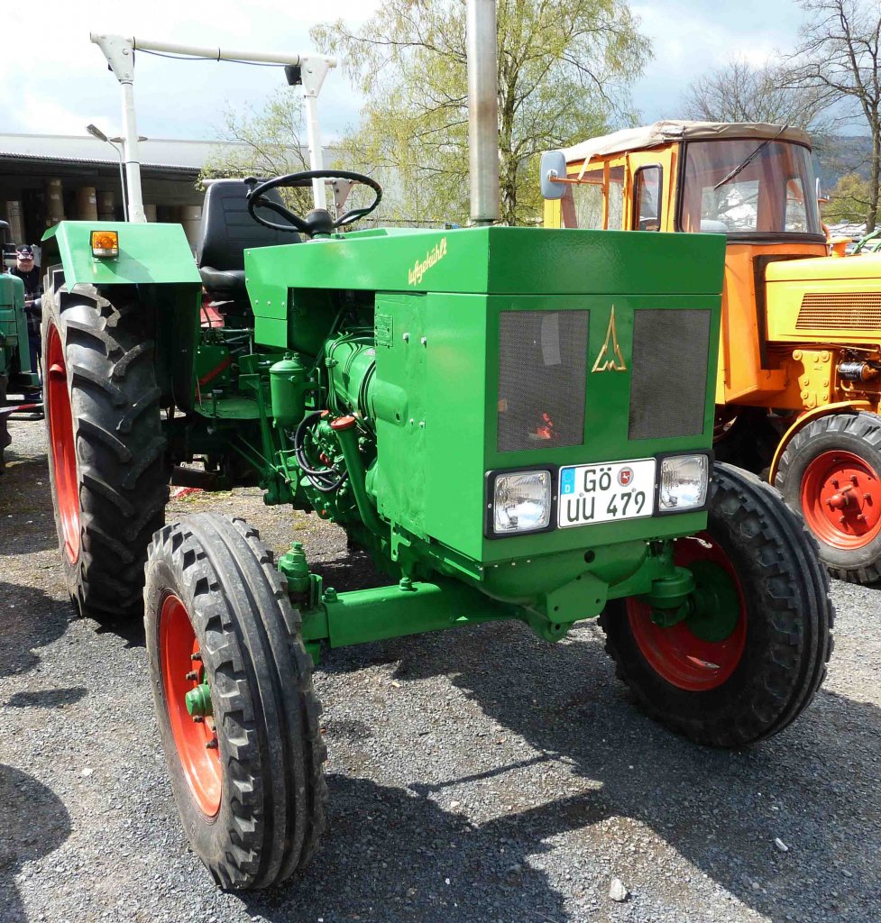 Deutz mit ausgefallener Motorhaubenform wird prsentiert bei der Oldtimerausstellung der Traktor-Oldtimer-Freunde Wiershausen, April 2012 