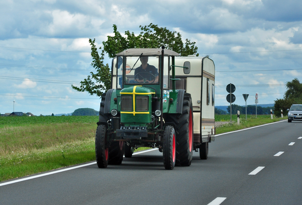 Deutz Traktor mit Wohnwagen  am Haken , bei Nrvenich 07.08.2011