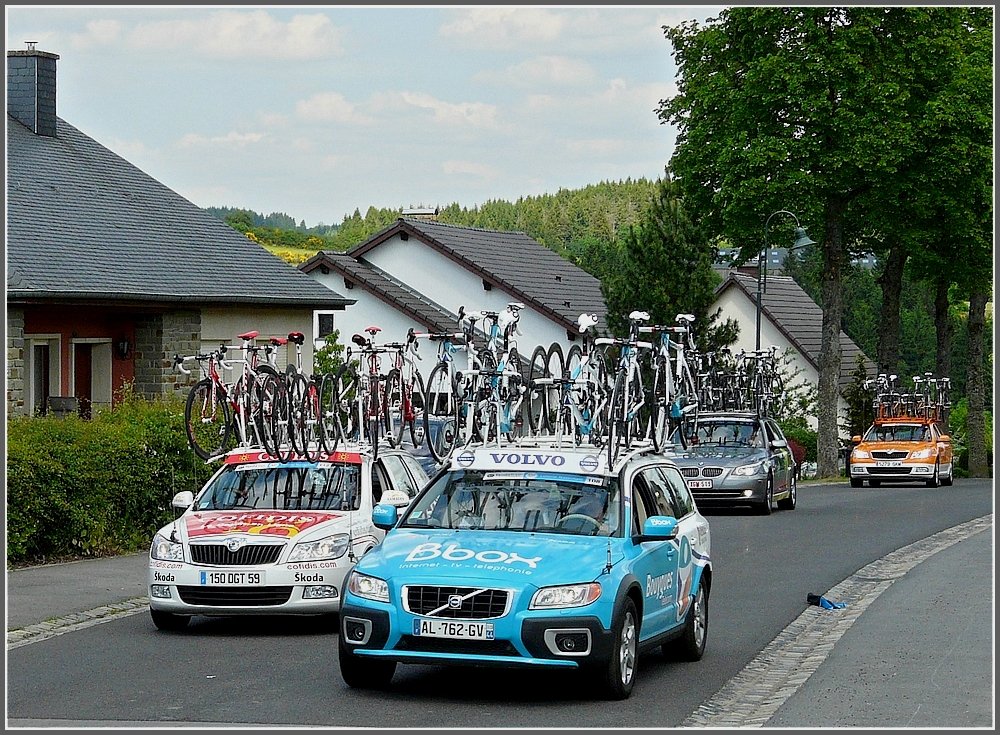 Die Begleitfahrzeuge der Luxemburgradrundfahrt (Tour de Luxembourg) verfolgten die Radprofis mit manchmal waghalsigen berholmanvern. 05.06.10
