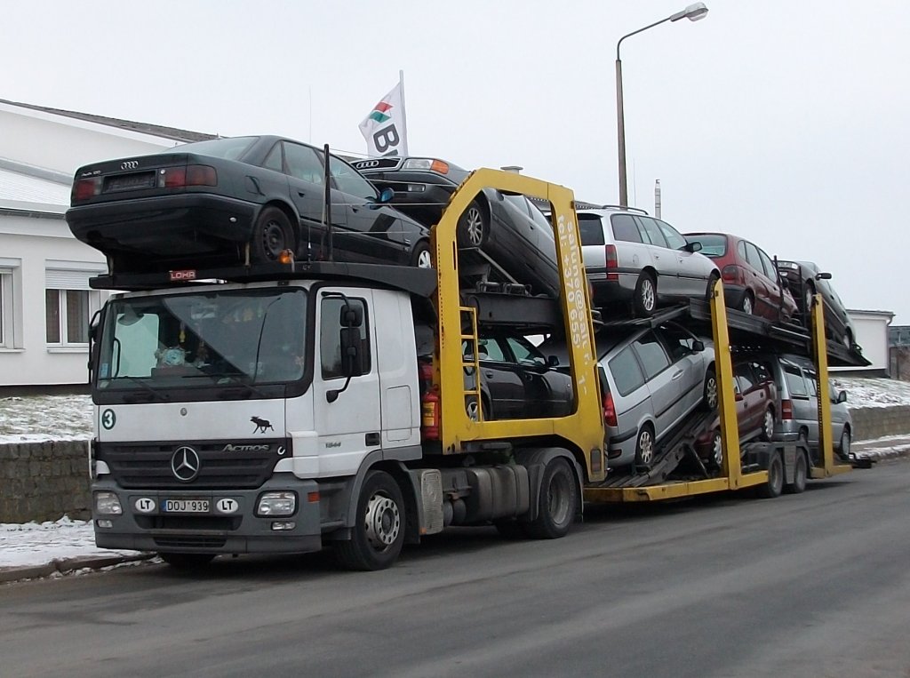 Die Einkaufstour fr den litauschen Mercedes-Autotransporter hatte sich am 31.Januar 2011 gelohnt.Hier stand der LKW im Industriegebiet von Bergen/Rgen.