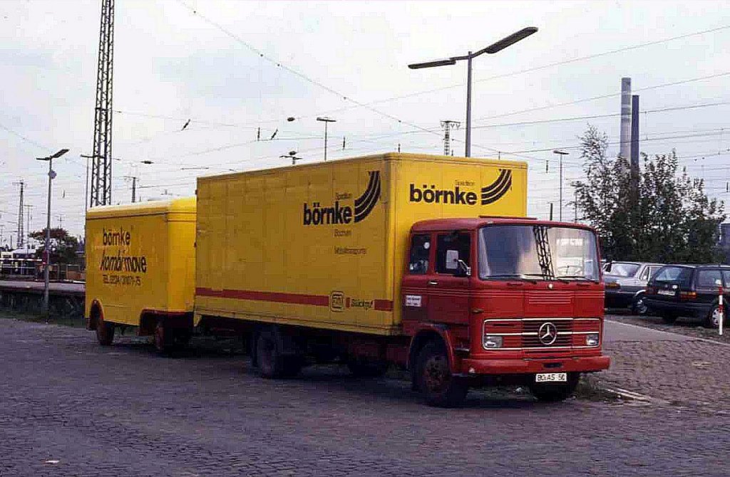 Die Fa. Brnke hatte am 6.10.1989 noch diesen Mbeltransporter 
im Einsatz. Der Anhnger war damals schon weitaus lter als der Mercedes
Maschinenwagen. Heute sind beide Oldtimer.