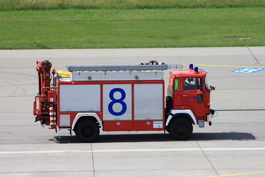 Die Flughafenfeuerwehr Friedrichshafen auf einer Kontrollfahrt, aufgenommen am 28.06.2012 am Flughafen Friedrichshafen