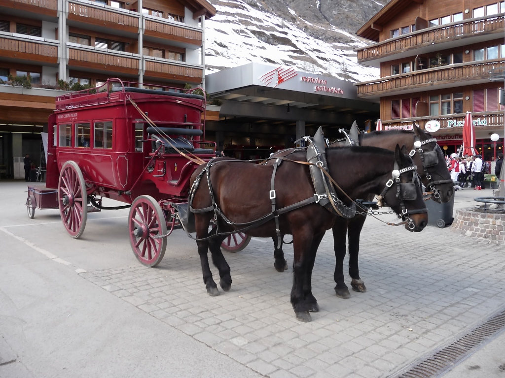 Die Gste des Mont Cervin Palace Hotels in Zermatt werden am Bahnhof mit einer Kutsche abgeholt (15.3.2010). Gste anderer Hotels mssen sich dagegen in kleine Elektrowagen zwngen, da Zermatt weitgehend autofrei ist.