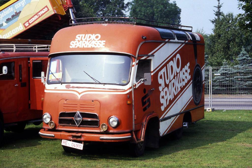Die Sparkasse setzte einst diesen Borgward als mobile Kasse ein.
Am 16.5.1990 nahm der Inhaber des Fahrzeugs am Oldtimer Treffen in
Castrop Rauxel teil.