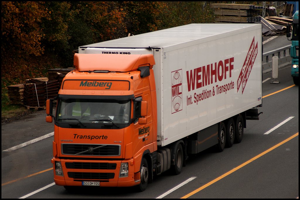 Die Spedition MEIBERG fhrt viel fr WEMHOFF und deshalb sind sie auch regelmig auf der A45 unterwegs. Hier ist ein VOLVO FH12 420PS (?) am 22.10.2008 in Richtung Sden unterwegs.