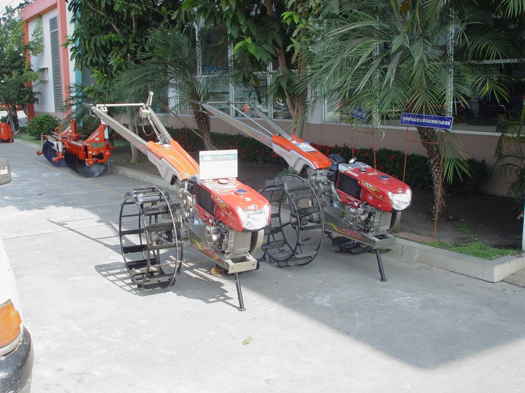 Diese beiden Maschinen sind ausgerstet mit einem KUBOTA Motor RT100 bzw. RT110. Diese Maschinen werden eingesetzt bei der Feldbearbeitung bevor die Reissetzlinge in den Boden kommen.