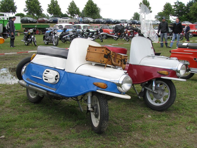 Diese beiden Motorroller der marke  Cezeta  habe ich beim Oldtimer-Treffen, anllich des Mhlenfestes in Gnoien gesehen, 25.06.2011
