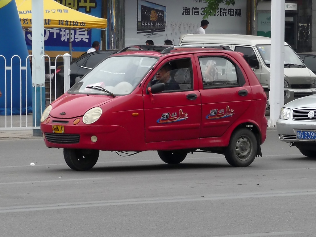 Diese dreirdrigen Autos sind in China als billige, inoffizielle Taxis unterwegs (Shouguang, 31.7.11).