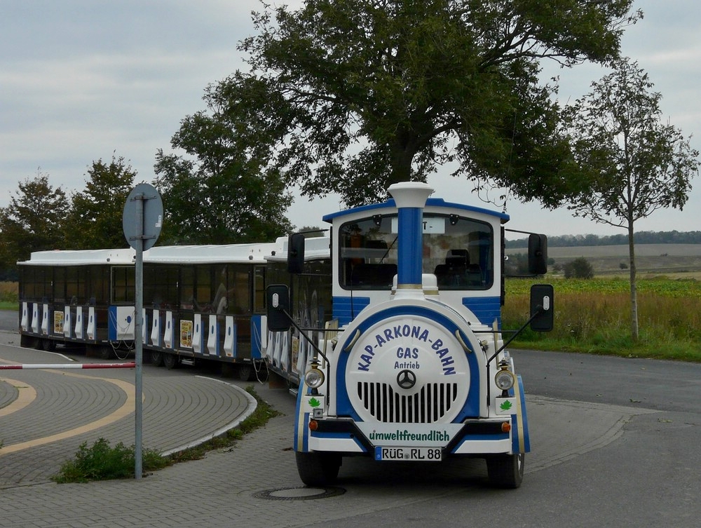 Diese Umweltfreundliche Straen-Eisenbahn (Gasantrieb) steht in der Nhe von Putgarden am Parkplatz um die Besucher des Kap Arkona bis in die Nhe von dem Ort Vitt zu fahren. 21.09.11