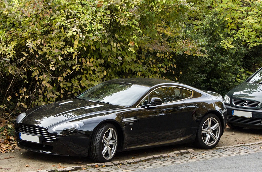 Diesen Aston Martin Vantage parkierte sich ganz einfach auf einer Strasse in Mainz am 20.10.2012.