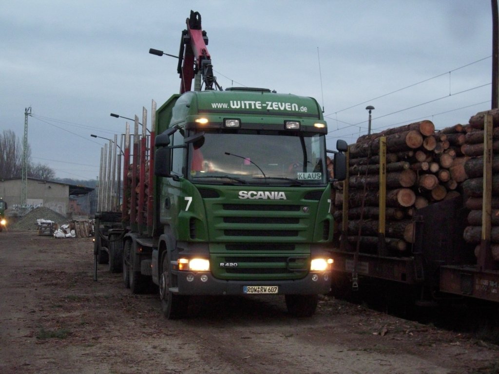 Diesen SCANIA-LKW wurde am 03.Dezember 2009 seine Holzladung auf die bereitgestellten Gterwagen auf der Ladestrae in Bergen verladen.