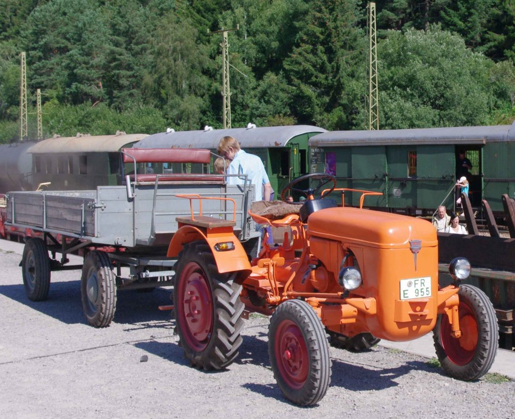 Dieser Allgaier AP 17 aus dem Jahr 1951 wurde zusammen mit dem Pritschenwagen bei  Kohleverladungen am Historischen Bahnhofsfest 2012 der IG 3-Seenbahn in Seebrugg eingesetzt. 