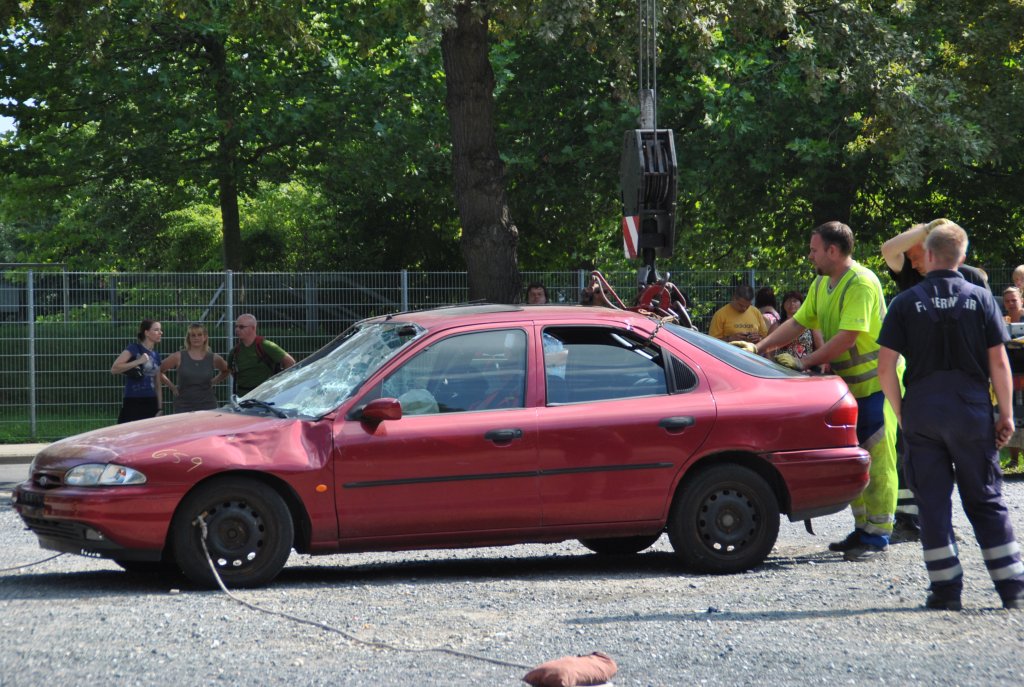 Dieser alte Ford Mondeo wir fr einen simulierten Unfall vorbereitet. Am 21.08.2010 auf dem Schtzenplatzt im Lehrte.