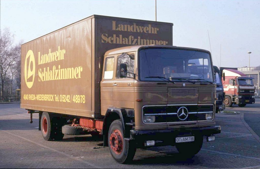 Dieser alte Mercedes 1613 Mbelwagen mit Doppelkabine wurde
von mir am 23.2.1990 in Wuppertal - Oberbarmen aufgenommen. 