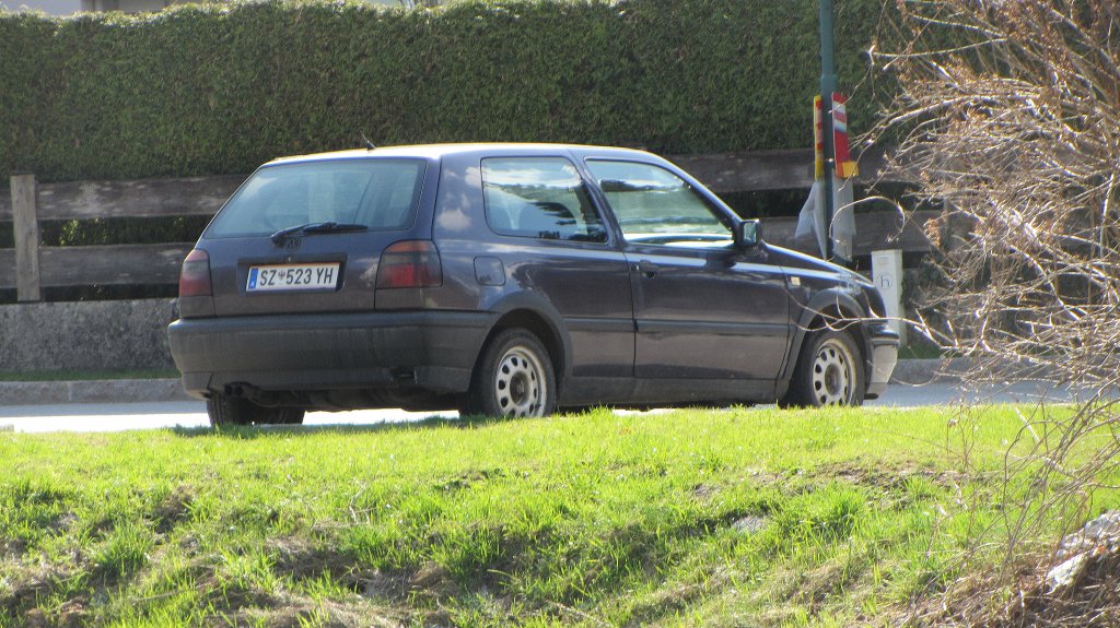 Dieser alte VW Golf steht am 1.4.2012 ber dem Alpbach in Brixlegg.