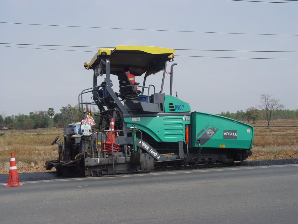 Dieser Asphaltfertiger Super 1600-2 der Fa. Vgele der Wirtgen Gruppe bei Straenbauarbeiten bei der Kleinstadt Lamplaimat im Nordosten Thailands am 15.02.2011.