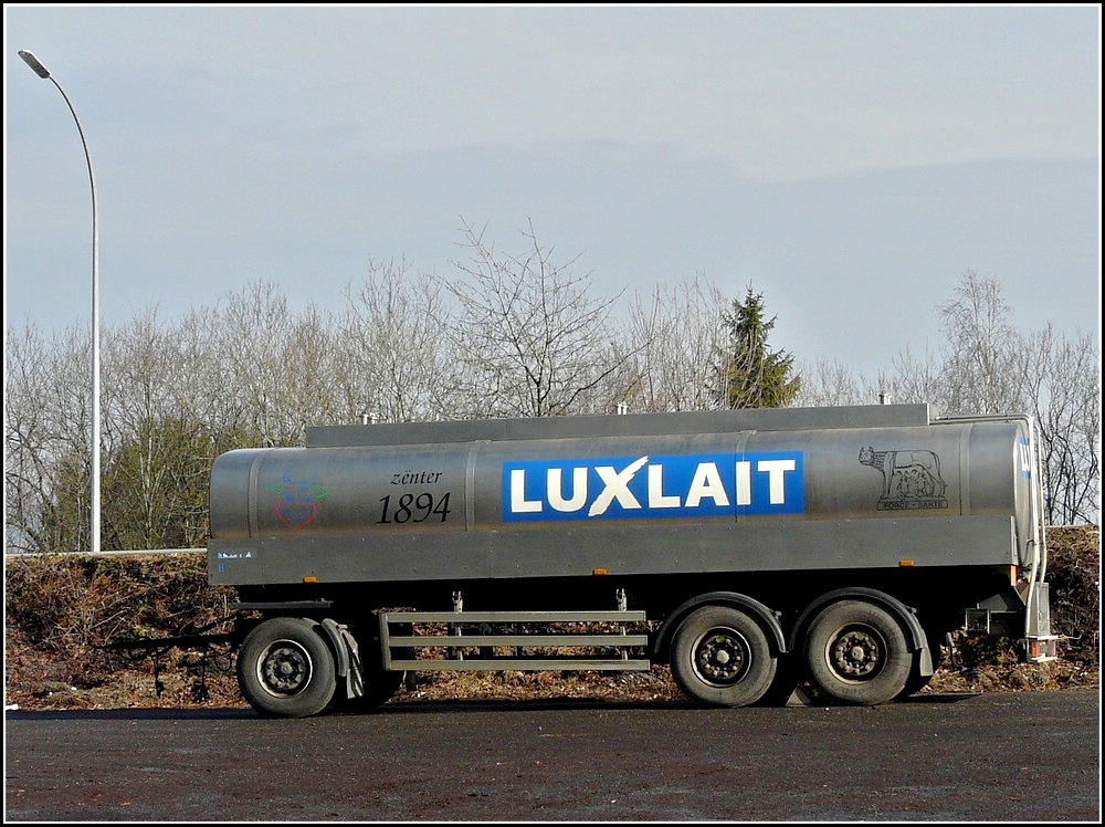 Dieser auf einem Parkplatz abgestellte Tankanhnger, einer luxemburger Molkerei, wurde am 12.02.2011 fotografiert.